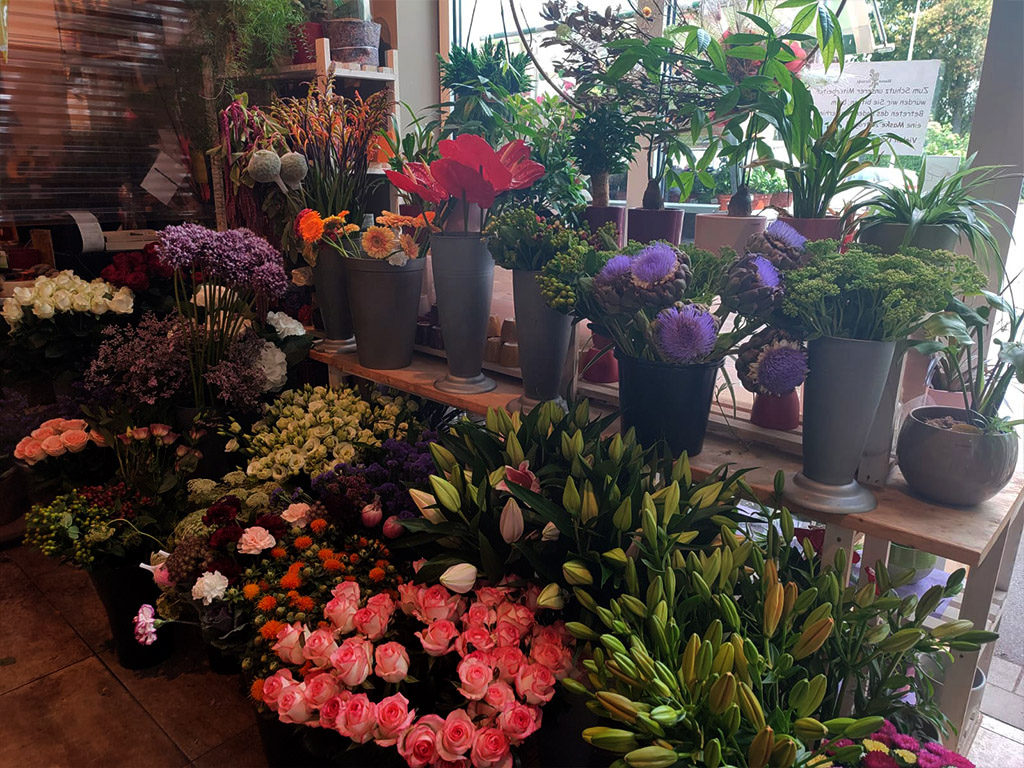 Viele Blumensträuße auf einem Regal
